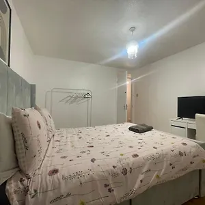  Holiday home New! 4 Bedroom House With Garden And Lawn United Kingdom